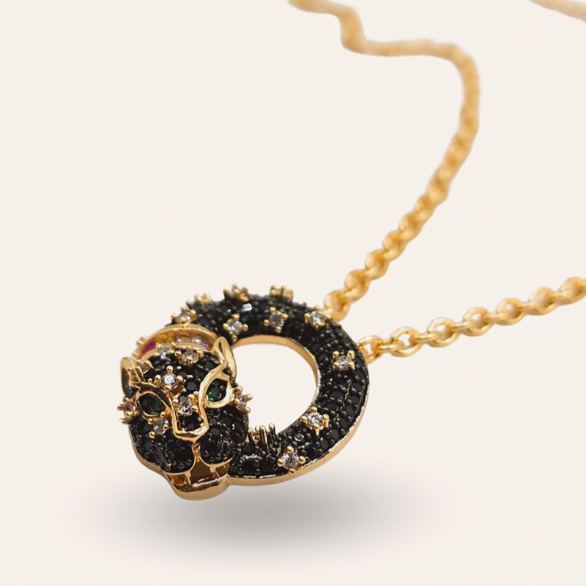 Colar Pantera Deitada Dourado